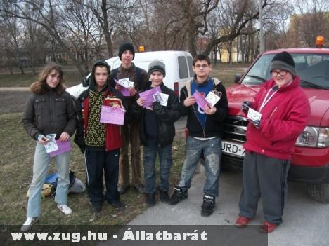 Kutyák kimentése a tómeder csapdájából